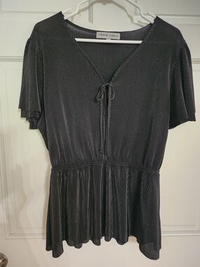 Absolutely Famous Black Plisse' Polyester V-Neck Tie Top Ladies L